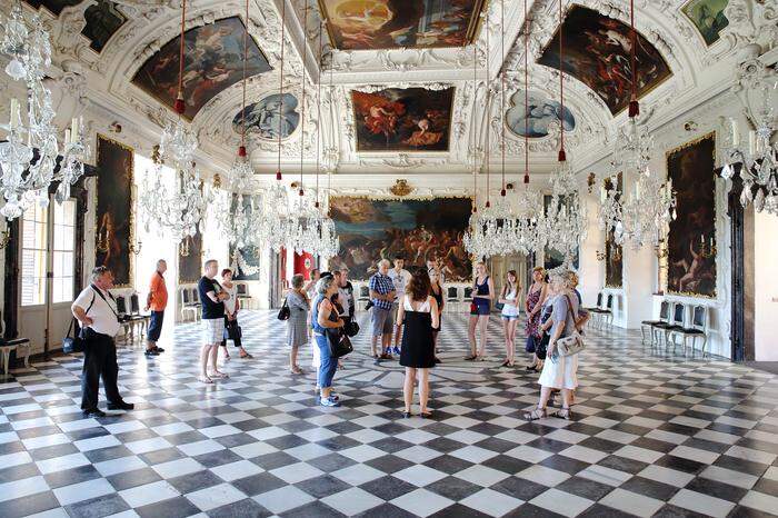 Wer im Planetensaal von Schloss Eggenberg den Blick gen Decke richtet, kommt aus dem Staunen nicht mehr heraus