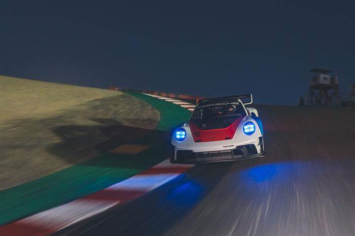 Weltpremiere für den  Porsche 911 GT3 R Rennsport: Sechszylinder-Boxer, 620 PS bei 9400 1/min, 1240 kg. Nur 77 Stück werden davon gebaut