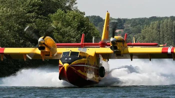 Ein Wasserflugzeug landet auf einem See