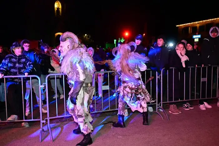 Flankiert von Feuerschluckern, Engel, Hexen und einem Nikolaus boten sie eine tolle Schau. Nach dem Spektakel ging es ins Volksheim zur Aftershow-Party, wo ein DJ heiße Musik auflegte.