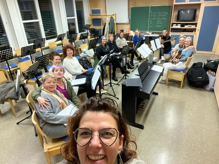 Die Haarkünstlerinnen üben mit Begeisterung, Barbara Panzl fotografiert