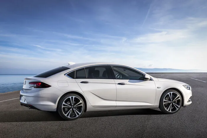 Der Fahrer des Insignia Grand Sport sitzt jetzt um drei Zentimeter tiefer als bisher, die Mittelkonsole umgibt ihn regelrecht. Neben vielfachen Einstellungsmöglichkeiten bieten die Premium-Ergonomie-Frontsitze im neuen Insignia dabei eine Kombination aus elektrischer Sitzwangenjustierung sowie Massage-, Memory- und Ventilations-Funktion. Die Passagiere im Fond können sich über beheizbare Sitze freuen, der Fahrer im Winter über eine beheizbare Windschutzscheibe.