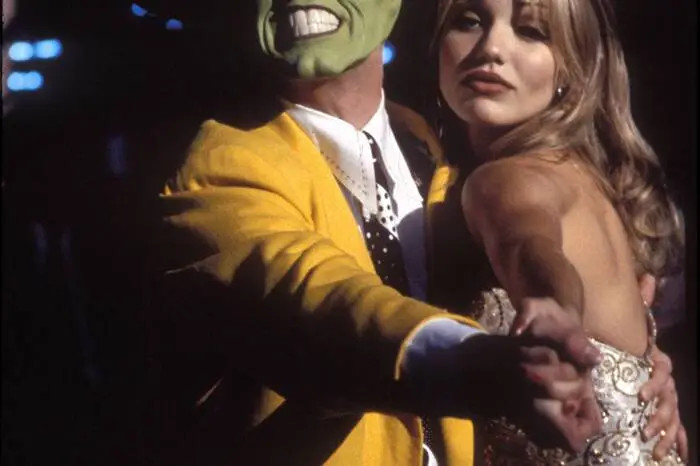 Ihre erste Rolle ergattert sie für den Film „Die Maske“ (1994).