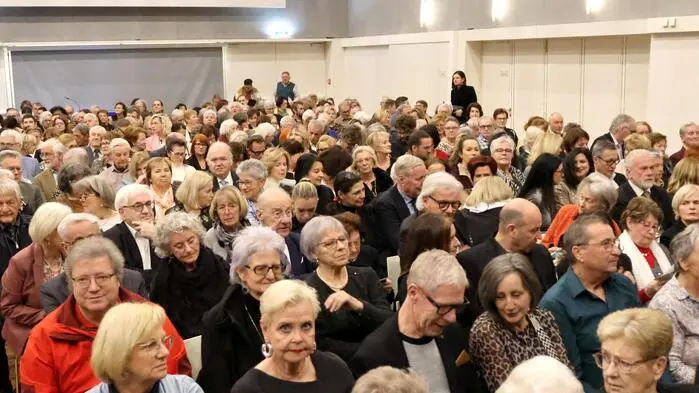 So viele Besucher hat man in der Blumenhalle schon lange nicht mehr gesehen. Grund des Besucheransturms war das Neujahrskonzert, zu dem die Stadt geladen hatte. Aus ganz Kärnten und darüber hinaus waren am Sonntagabend an die 600 Besucher in die Herzogstadt gepilgert, um sich diesen musikalischen Ohrenschmaus nicht entgehen zu lassen. 