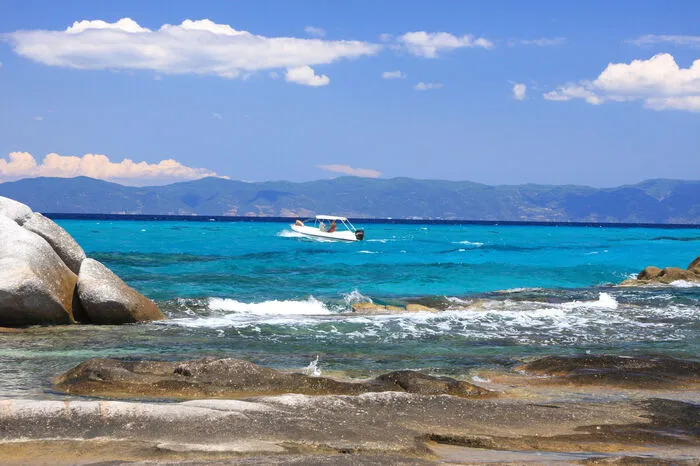 Portokali Beach, Sithonia, Chalkidiki.Viele schöne Strände bietet die Halbinsel Chalkidiki, die mit den drei Landzungen Kassandra, Sithonia und Athos ins Meer ragt. Einer davon ist der Portokali Beach auf der östlichen Seite von Sithonia zwischen Sarti und Vourvourou gelegen. Das Wasser ist hier kristallklar und leuchtet türkisfarben.  