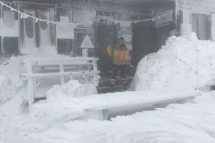 Hüttenwirt Gerhard Pilat hatte ordentlich zu schaufeln, im die Schneemengen von der Terrasse zu befördern.