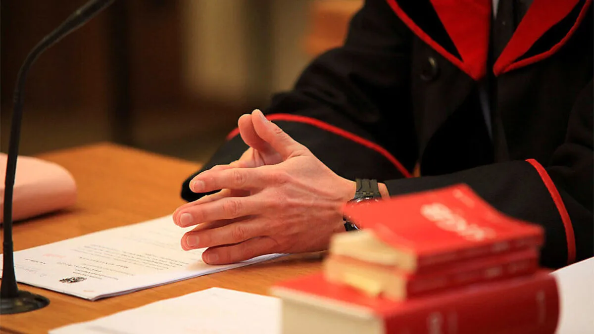 Der Angeklagte wurde bereits einvernommen, nun laufen Zeugenbefragungen (Symbolfoto)