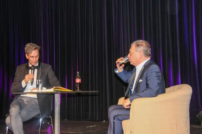 Zur Feier des Tages servierte „Cook“ Handls Lieblingsgetränk, nämlich ein Coca-Cola