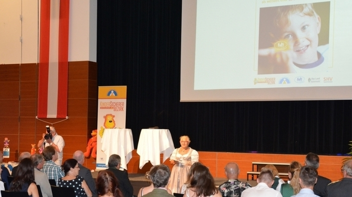 Seit nunmehr zehn Jahren gibt es den „KinderSicheren Bezirk Deutschlandsberg“. Im Rahmen dieses Beteiligungsprojekts, das vom Verein GROSSE SCHÜTZEN KLEINE koordiniert wird, organisieren hunderte helfende Hände, wie (Einsatz-)Organisationen, Exekutive, Gemeinden, Bildungseinrichtungen, Vereine und Institutionen, zahlreiche wie vielfältige Projekte und Maßnahmen, um die Sicherheit für die Jüngsten im Bezirk zu erhöhen. Der Erfolg kann sich sehen lassen: Mehr als 1.300 Kindern wurde so seit 2007 ein Unfall und damit viel Leid, Aufregung und Betroffenheit erspart.