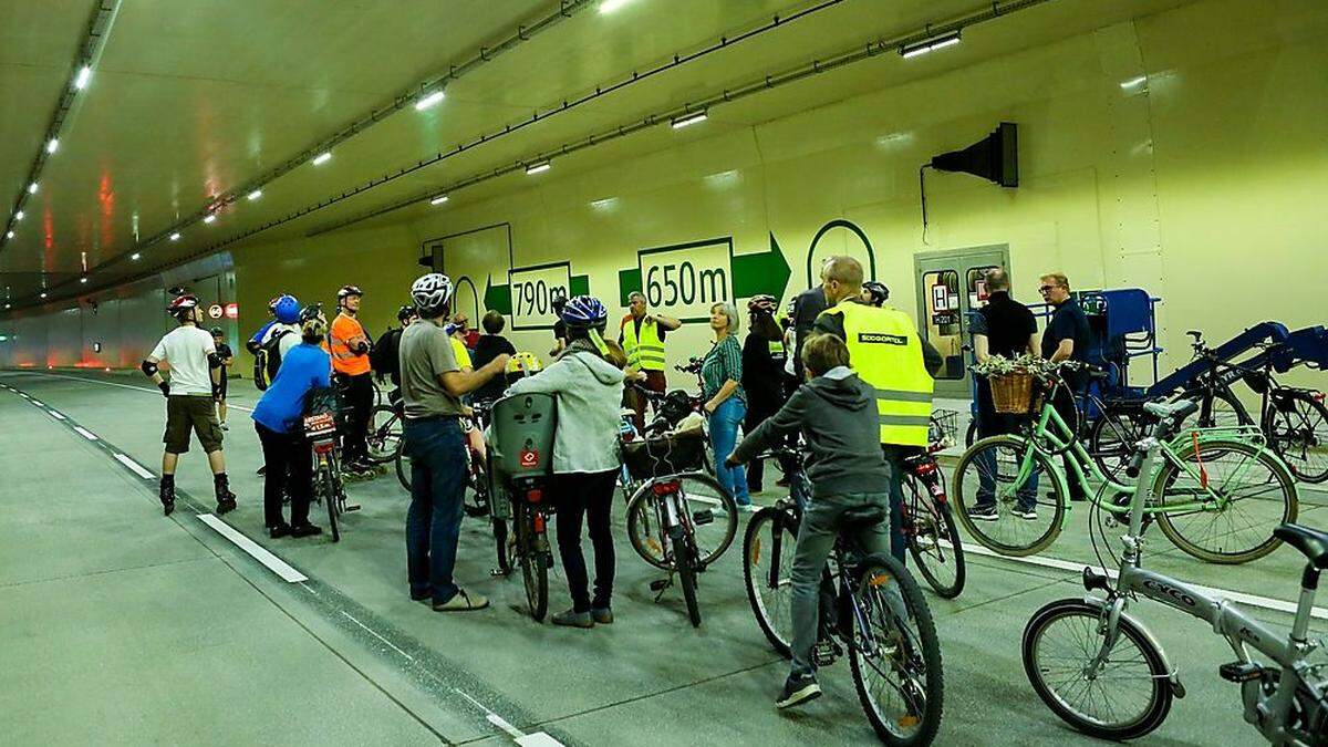 Nächste Ausfahrt Südgürtel: Radler und Skater bei der &quot;Einweihung&quot; des Tunnels