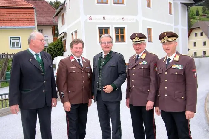 Ortsfeuerwehrkommandant HBI Franz Guggi freute sich gemeinsam mit seinen Kameraden eine große Zahl von Ehrengästen begrüßen zu können. Sogar Landeshauptmann Christopher Drexler kam nach Hirschegg, dem Festakt wohnten auch Landtagsabgeordneter Erwin Dirnberger, die Bundesrätin Elisabeth Grossmann, Bürgermeister Johann Schmid, Landesbranddirektor Reinhard Leichtfried, sein Stellvertreter und Bereichsfeuerwehrkommandant Christian Leitgeb, mehrere Abschnittskommandanten und zahlreiche Ortskommandanten, der Bezirksfeuerwehrkommandant von Wolfsberg (Kärnten) Wolfgang Weißhaupt, Rot-Kreuz-Bezirksgeschäftsführer Aldo Striccher sowie Bernd Brunner von der Bezirkshauptmannschaft Voitsberg.