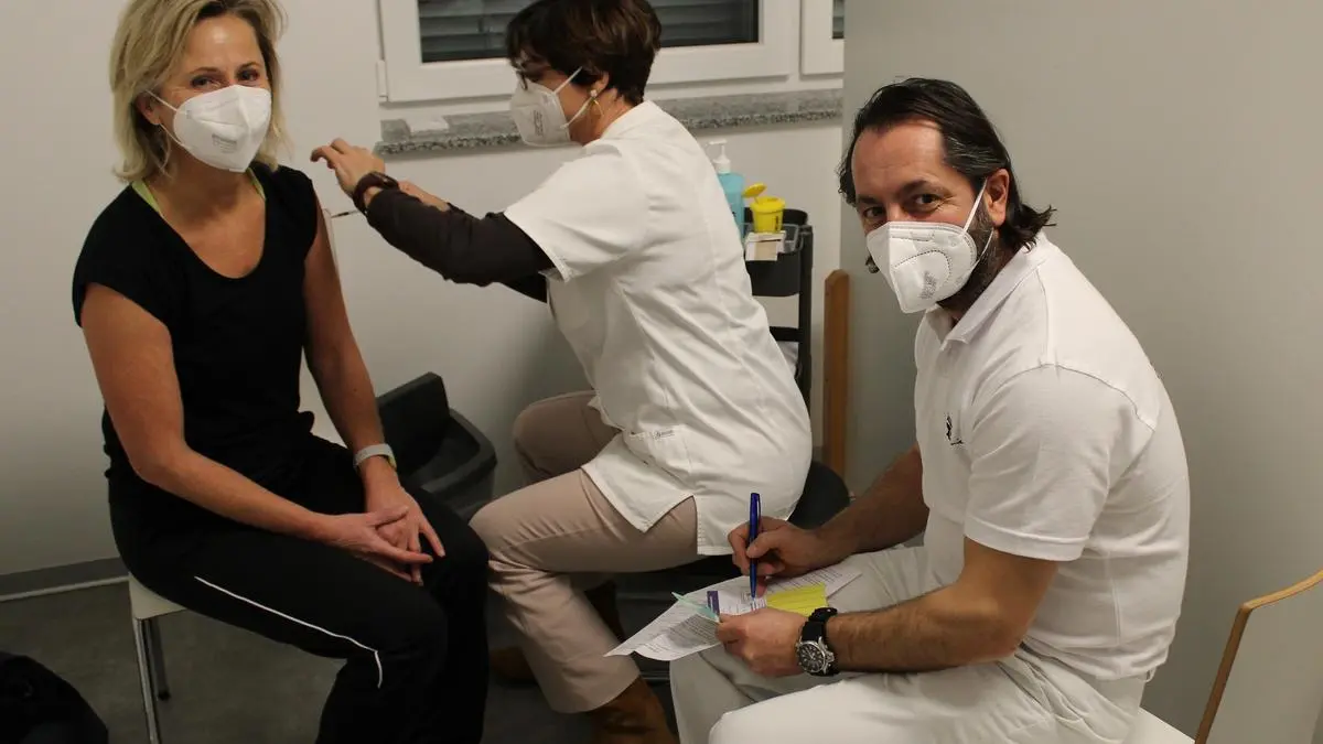 Claudia Jegart, Beate Prettner, Martin Pirz beim impfen (von links) 