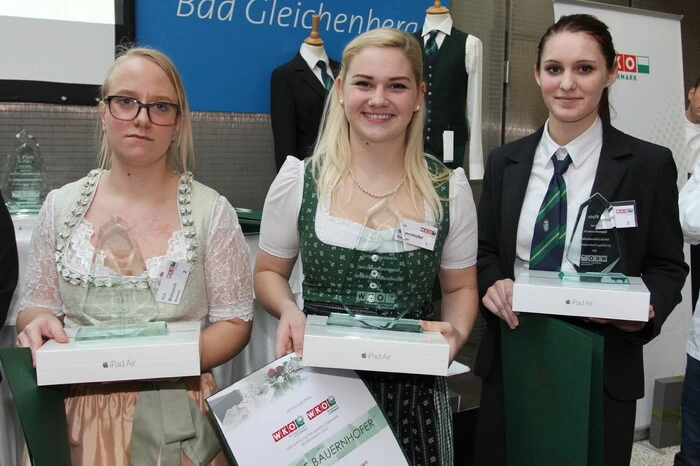 Hotel- und Gastgewerbeassistenten: Michelle Bohusch (Platz zwei), Siegerin Stefanie Bauernhofer und die Drittplatzierte Lisa Schmidt
