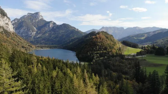 Etwa 40 Bergretterinnen und Bergretter aus den Ortsstellen Eisenerz, Landl, Radmer und Wildalpen nahmen an der diesjährigen Gebietsübung des Gebietes Eisenerz am Leopoldsteinersee teil