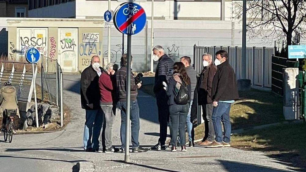 Die Beamten des LKA führten am Samstag einen Lokalaugenschein im Bereich des Tatorts - in der Nähe des LKH Graz II Standort Süd - durch