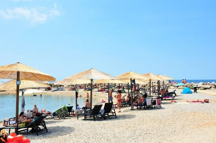 Mit Riesenaufwand hat die Unternehmerfamilie Golomëic den zubetonierten Strand aufgeschremmt, durch Kies ersetzt und damit einen weit und breit einzigartigen Strand mit leicht zugänglichem Ufer gemacht.