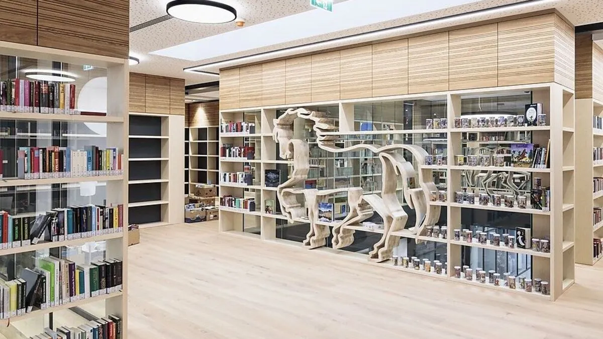 In der neuen Bibliothek in der Rathaus-passage gibt es sogar einen Lipizzaner