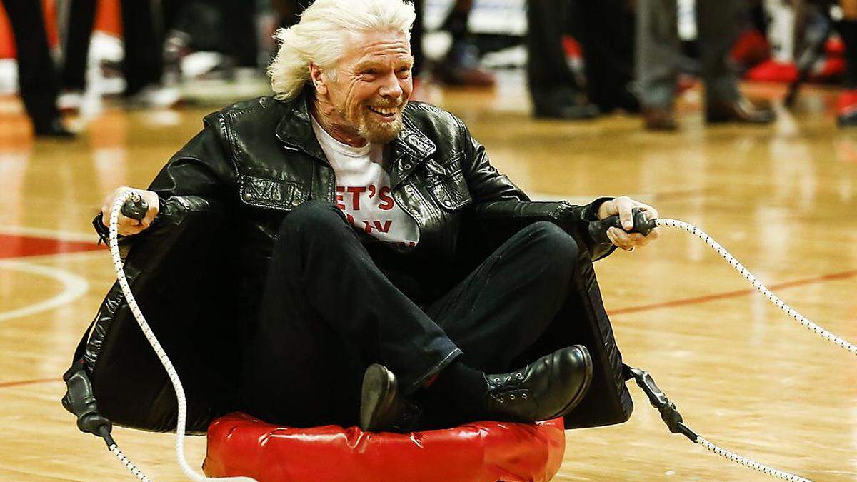 Richard Branson als lebende Bowlingkugel