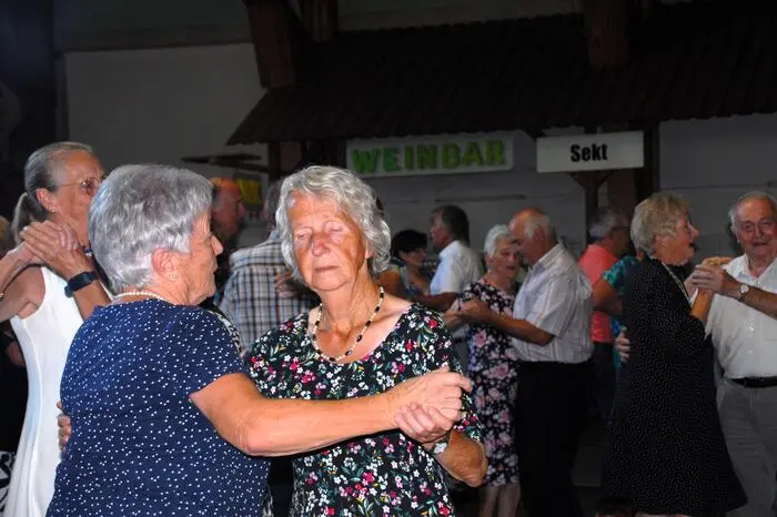 Die Unterhaltungs-Musikformation „Luis und seine Freunde“ lockten viele Junggebliebene auf die Tanzfläche. Wie man auf den Bildern sieht, war die Rittscheintalhalle Markt Hartmannsdorf zum Bersten voll.