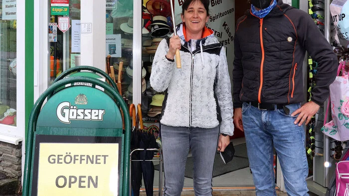 Eröffnung mit Regenschirm von Links: Margit Krappinger und Gregor Krappinger.