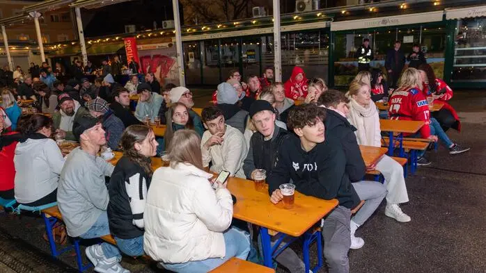 Auch am Dienstagabend fieberten wieder zahlreiche KAC-Fans beim Public Viewing am Benediktinermarkt mit