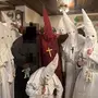 Eine Faschingsgruppe kam in Ku-Klux-Klan-Kutten