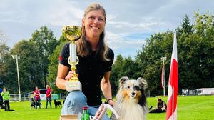 Stolze Hundebesitzerin und stolzer Hund am Siegerpodest: Marina Waltritsch und Nanook sind ein äußerst dynamisches Team