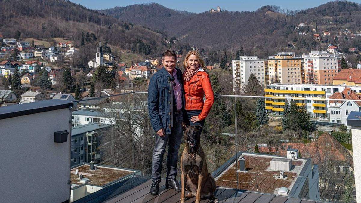 Das Paar auf der Dachterrasse des Wohnparks. Von hier aus hat man auch die Burg Gösting im Blick