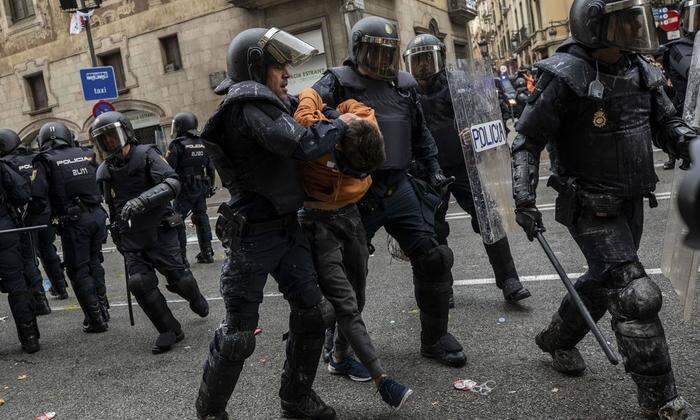 Polizisten im Einsatz in Barcelona