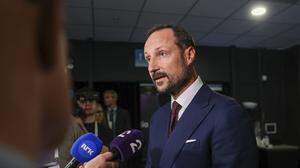 Norwegens Kronprinz Haakon stellte sich bei der Eröffnung der ONS Konferenz in Stavanger nicht nur Fragen der Presse zu Energiethemen. Im Fokus stand natürlich sein Stiefsohn Marius Borg Høibys 