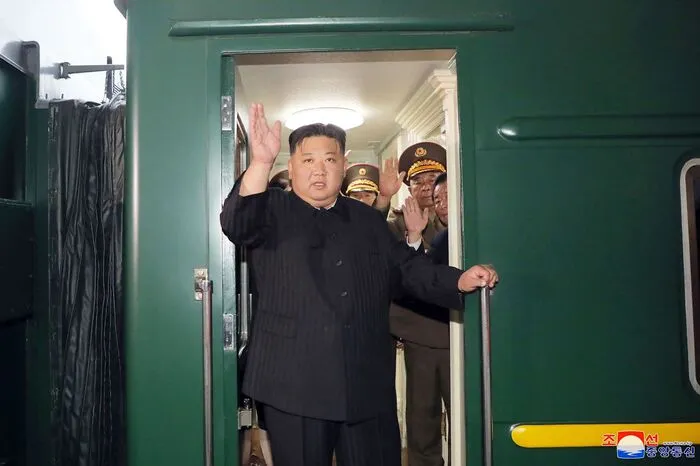 Nordkoreas Staatsmedien berichteten am Dienstag, Kim habe seinen Zug bereits am Sonntagnachmittag in Pjöngjang in Begleitung von Vertretern der herrschenden Arbeiterpartei, der Regierung und des Militärs bestiegen.