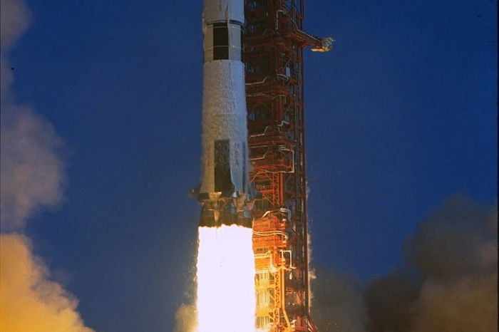 Die Trägerrakete Saturn V hebt am 16. Juli 1969 mit den drei Astronauten an Bord in Florida ab.