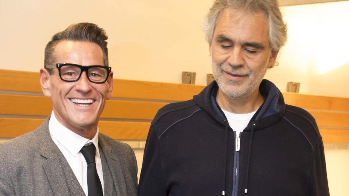 Überglücklich: Klaus Leutgeb mit Andrea Bocelli