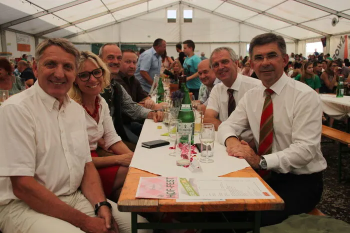 Der Tisch mit Ehrengästen war beim Festakt ebenfalls gut gefüllt. Unter anderem waren Wirtschaftskammerpräsident Josef Herk, Landtagsabgeordneter Franz Fartek und Günther Stangl von der Wirtschaftskammer Südoststeiermark beim Festakt dabei.