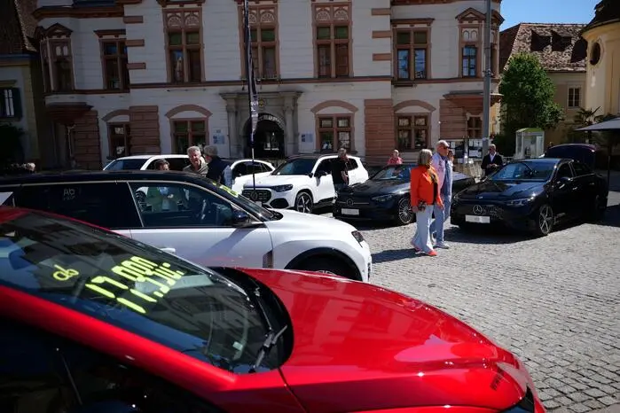 Aber auch luxuriöse Modelle mit konventionellen Antrieben und hochmotorisierte Cabriolets gab es zu begutachten, die ebenso wie die Elektro- und Hybridautos reges Interesse hervorriefen.
