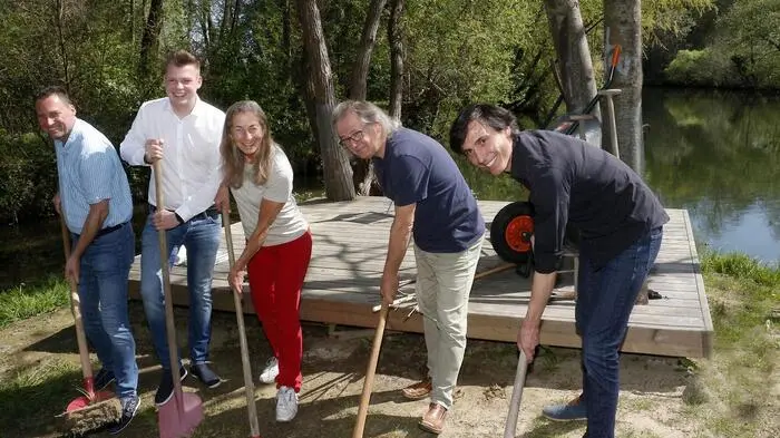 2018 errichtete der Wiener Künstler Alfredo Barsuglia  durch Abtrennung der Landzunge eine grüne Insel auf der Feistritz gegenüber des Freibades.