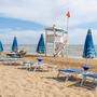 Strand in Jesolo mit Liegen, Schirmen und Aufsichtsturm für Bademeister | Am Lido di Jesolo an der Oberen Adria