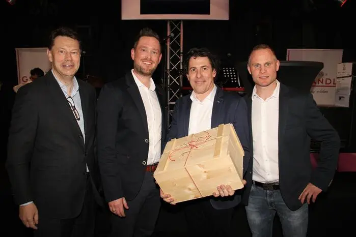 Nach Gratulationen  hoher Vertreter von Mitsubishi Österreich überbrachte auch der Vorstandsvorsitzende der Denzel Gruppe Gregor Strassl (links) die besten Glückwünsche an das gesamte Team und bedankte sich für die perfekte Zusammenarbeit mit dem Autohaus Gspandl. 