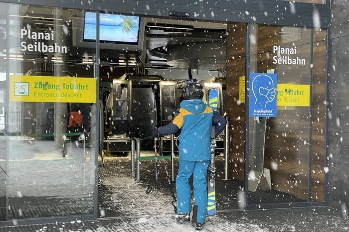 Der Sonntag lief dann schon in geordnetem Rahmen ab. Vor allem Einheimische aber auch Skifahrer aus Oberösterreich, Salzburg, Graz und Weiz zog es auf die Planai.