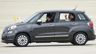 Der Papst im anthrazitfarbenen Fiat 500L