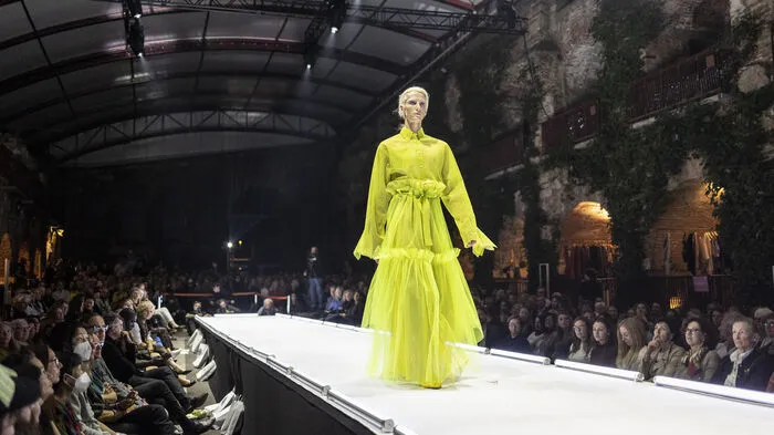 "Assembly" hat sich  aus der Coronapause zurückgemeldet. Auf die beliebte Streetfashion-Show auf der Murinsel folgte als Höhepunkt die Modenschau in den Kasematten am Schloßberg.