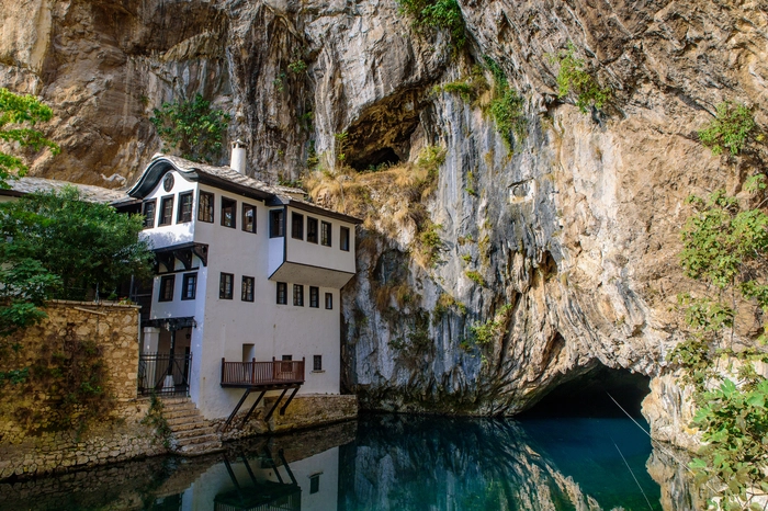 Ebenfalls in der Nähe Mostar liegt ein besonders magischer kleiner Platz, der immer öfter die Instagram-Profile der Reise-Influencer erobert. Am Örtchen Blagaj entspringt die Buna, ein Nebenfluss der Neretva, aus einer der größten Karstquellen Europas. Ein osmanischer Wesir soll von dem Ort so fasziniert gewesen sein, dass er ein Derwisch Kloster direkt neben der Quelle errichten ließ. Der Bau wirkt wie an den Felsen geklebt, das wilde Wasser sprudelt kristallklar mit einer Schüttung von bis zu 43.000 Litern pro Sekunde hervor. Weil die Popularität des Ortes durch das Bekanntwerden in den sozialen Netzwerken deutlich zugenommen hat, ist ein Besuch am frühen Morgen zu empfehlen.