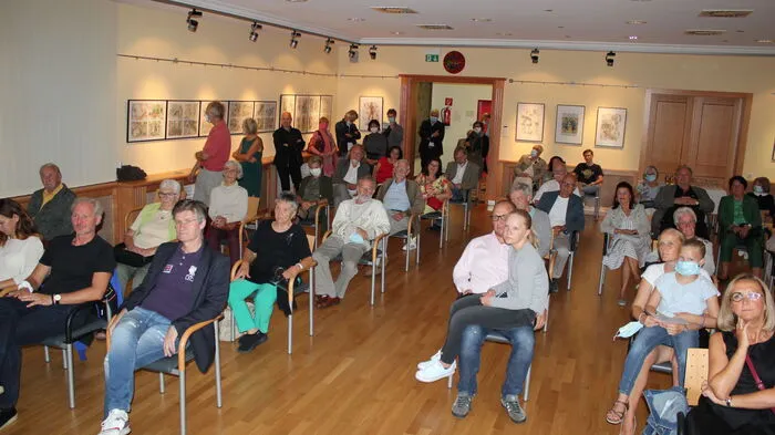 Knapp 50 Gäste kamen am Dienstagabend zur feierlichen Eröffnung der Ausstellung „Im Meer des Irrtums“ mit aktuellen Werken des Köflacher Künstlers Franz Dampfhofer ins Arik-Brauer-Rathaus in Voitsberg. „Wegen Corona hatte er in den vergangenen Monaten Zeit, vieles Revue passieren zu lassen“, meinte Bürgermeister Bernd Osprian eingangs.