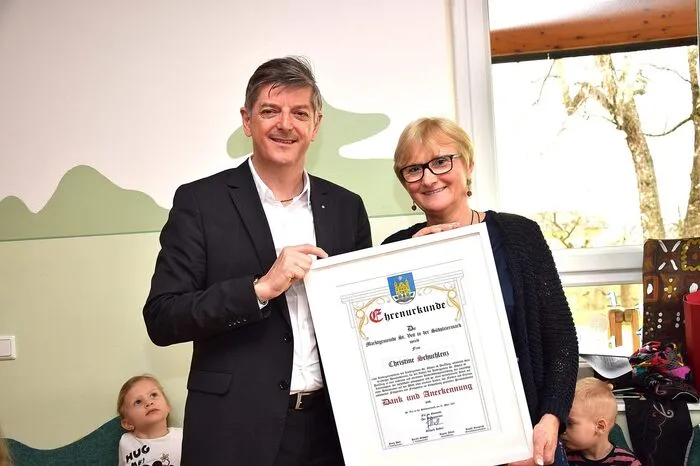 Leiterin Christine Schuchlenz, die schon von Anfang an dabei war, überreichte Bürgermeister Gerhard Rohrer für ihren 40-jährigen Einsatz von eine Ehrenurkunde der Gemeinde.  