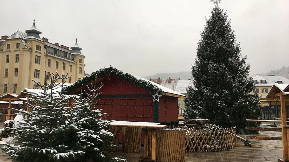 Am Weihnachtsmarkt in Bruck rüstet mach sich schon