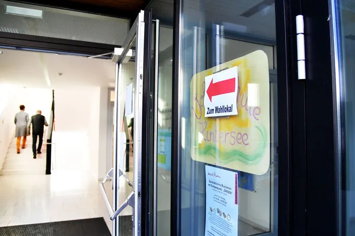 Viele der 6,4 Millionen Wahlberechtigten haben schon gewählt: Nicht nur die Frühaufsteher, sondern auch die Briefwähler. Deren gibt es heuer so viele wie nie zuvor - und sie könnten den Ausschlag geben, wenn die Urnenwahl am Sonntag ein knappes Ergebnis bringt.