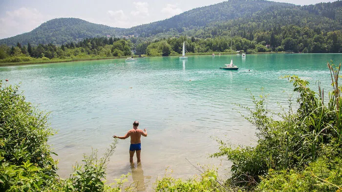 Insider-Tipp seit Jahren: ein kleiner Fleck beim Restaurant Maria Loretto, bei der Mündung des Lendkanals in den See. Einstieg neben dem Gastgarten. Wer schnell und kurz Abkühlung sucht, schwimmt dort gut. Damit es keinen Ärger gibt: Bitte um Rücksicht auf den Gastronomiebereich.