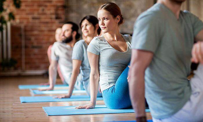 Yoga in der Gruppe steigert nicht nur deine Fitness, sondern macht auch Spaß