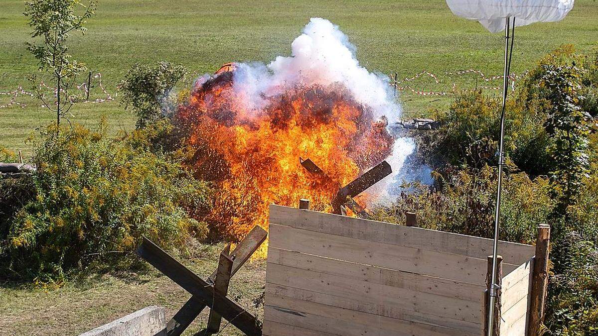 Übung für den Ernstfall. Ein lauter Knall: Im weggeworfenen Sack war Sprengstoff