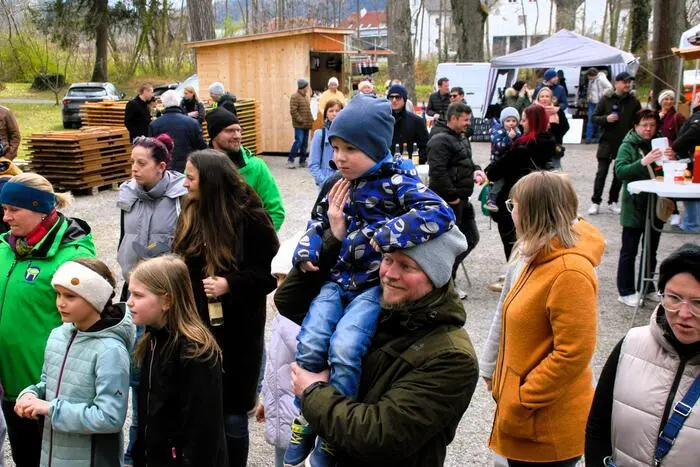 Fernab von Stress und Hektik hatten die zahlreichen Besucherinnen und Besucher die Möglichkeit, Erzeugnisse der Handwerkskunst aus der Region sowie allerlei für das Osterfest an den einzelnen Ständen von den 14 Ausstellern und Künstlerinnen zu erwerben. 